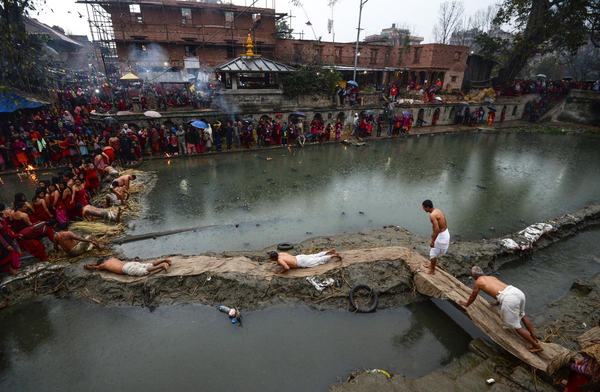 Nepalilaisten hindumiesten rukousrituaalissa kieritään pois Hanumante-joesta Bhaktapurissa Katmandun liepeillä 19. helmikuuta 2019. Matelu päättää Swasthani Brata Kathan -paaston, jonka sadat naiset ovat aloittaneet kuukautta aikaisemmin. Perinteellä uskotaan olevaan suotuisia vaikutuksia vauraan elämän ja onnellisen avioliiton saavuttamiseksi. Paasto pohjautuu hindutarinaan, ja sen on kritisoitu viljelevän naisvihaa. Tarinaa on kritisoitu naisia syrjiväksi. Monet nepalilaisnaiset ovatkin alkaneet vastustaa paastoa.